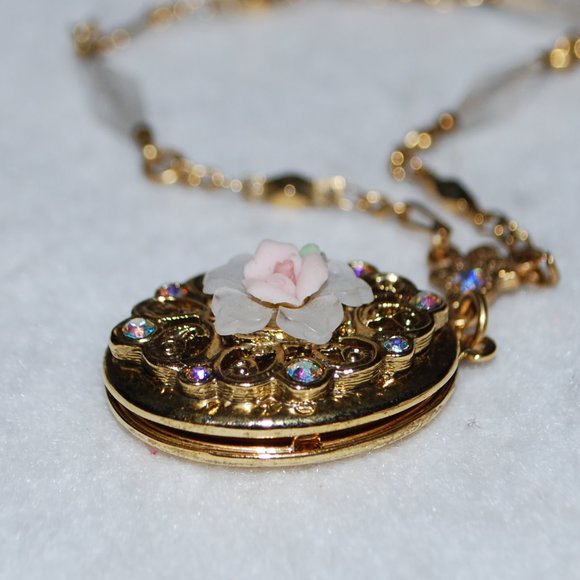 Gorgeous Floral Locket on Super Feminine Chain - Picture 5 of 8